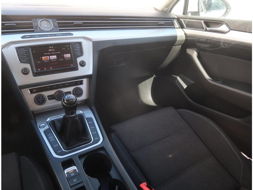 2015 Volkswagen PASSAT - 8