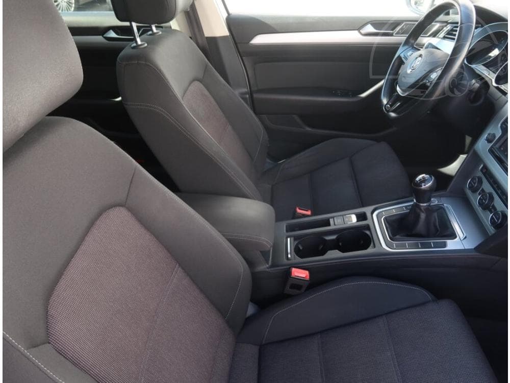 2015 Volkswagen PASSAT - 9
