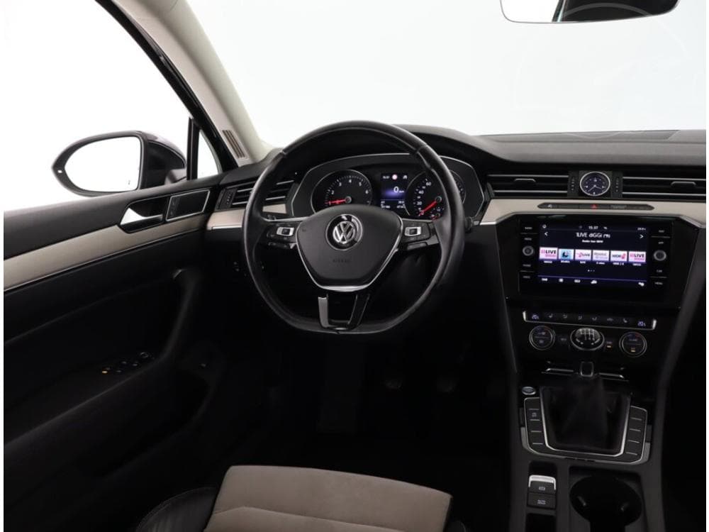 2019 Volkswagen PASSAT - 19