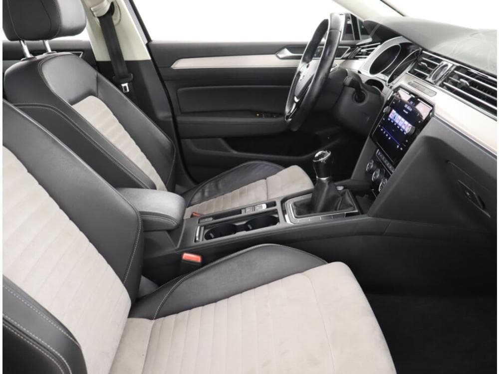 2019 Volkswagen PASSAT - 25