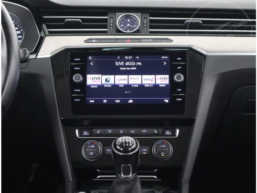 2019 Volkswagen PASSAT - 34