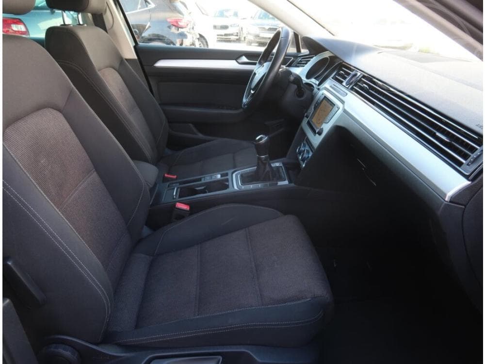 2015 Volkswagen PASSAT - 9