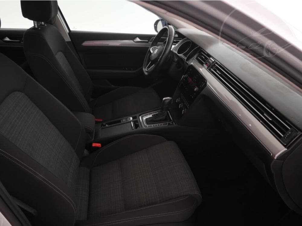 2020 Volkswagen PASSAT - 25