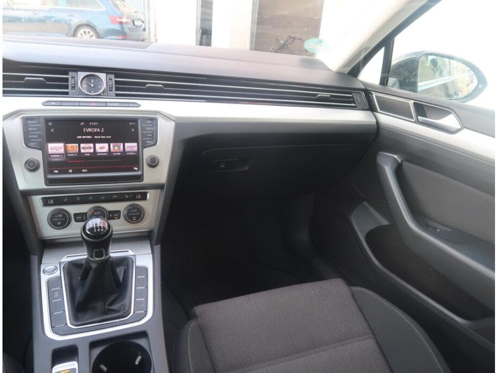 2016 Volkswagen PASSAT - 8