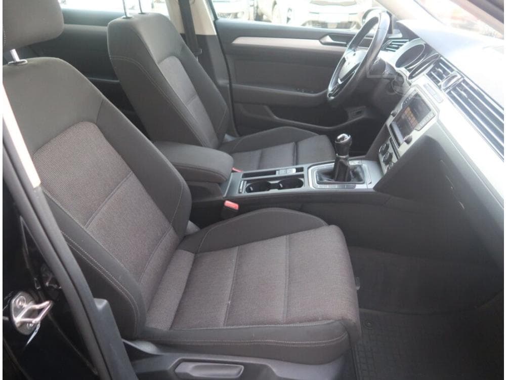 2016 Volkswagen PASSAT - 9