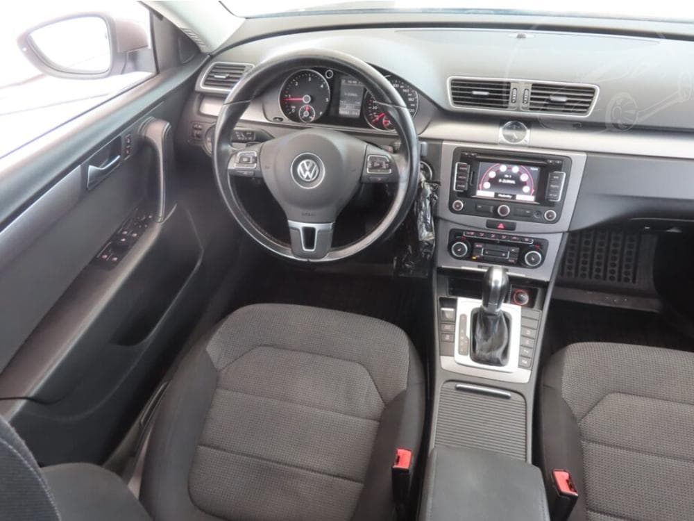 2011 Volkswagen PASSAT - 7