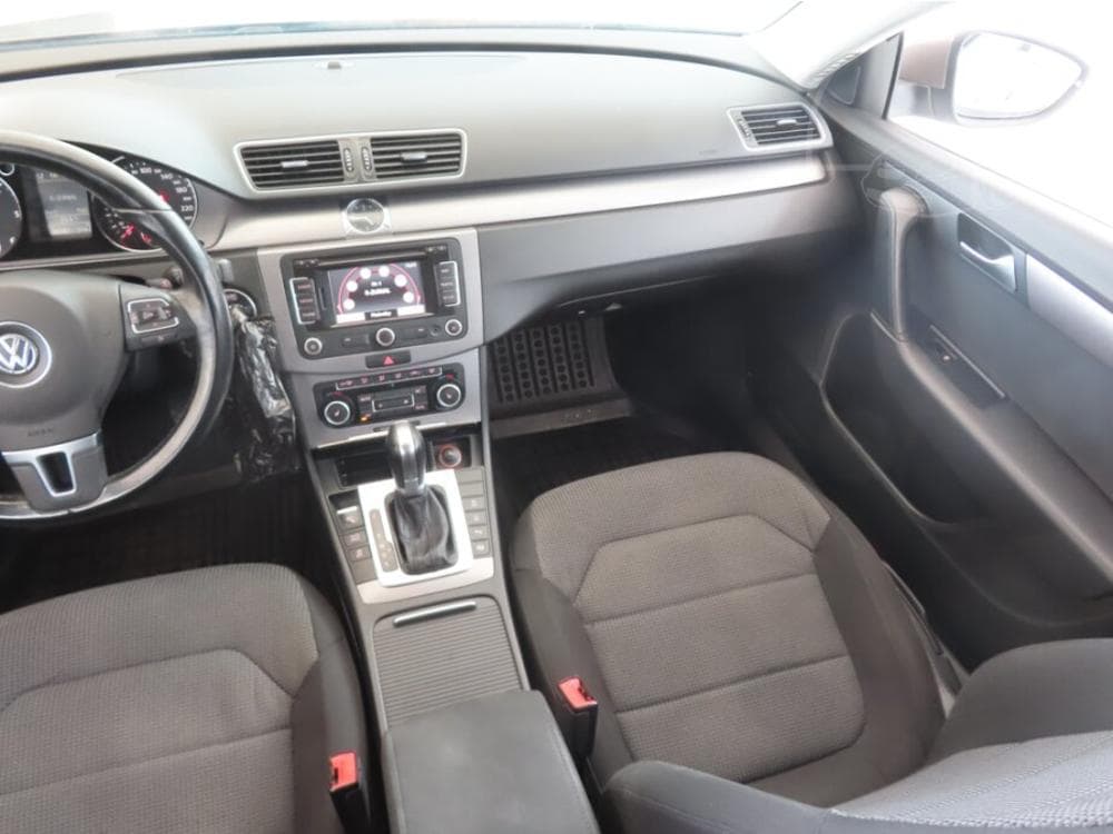 2011 Volkswagen PASSAT - 8