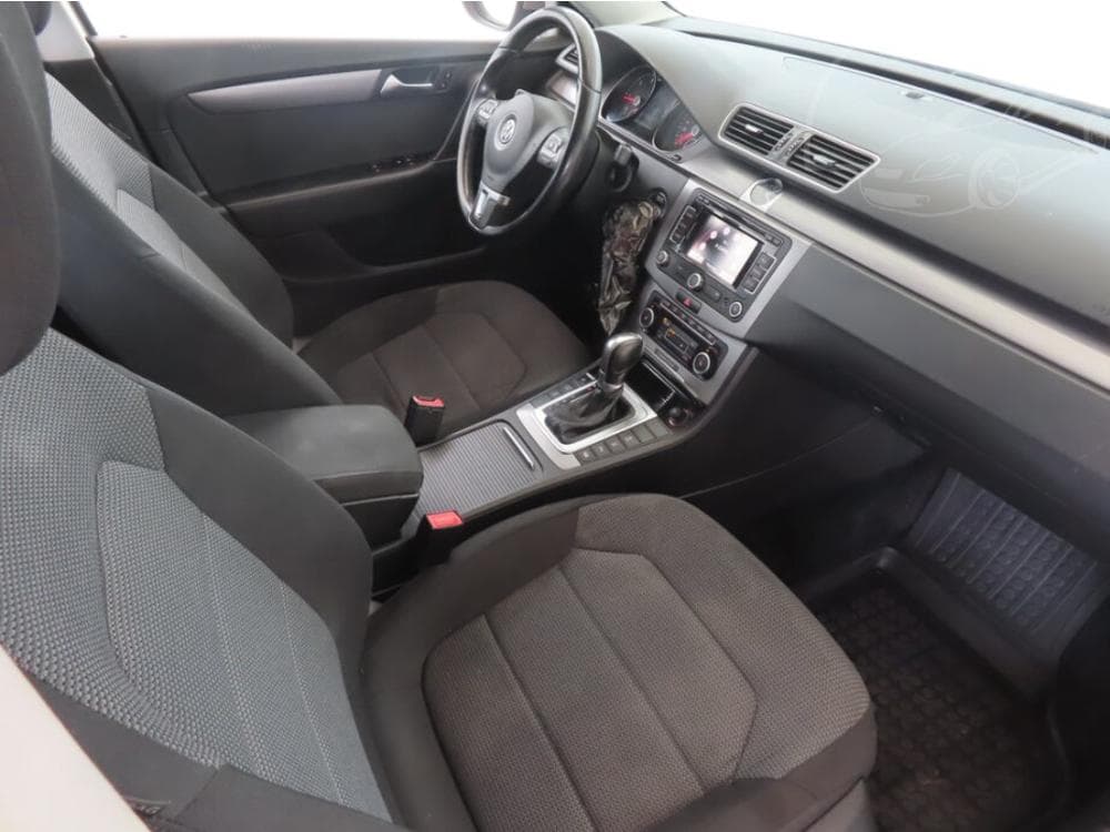 2011 Volkswagen PASSAT - 9