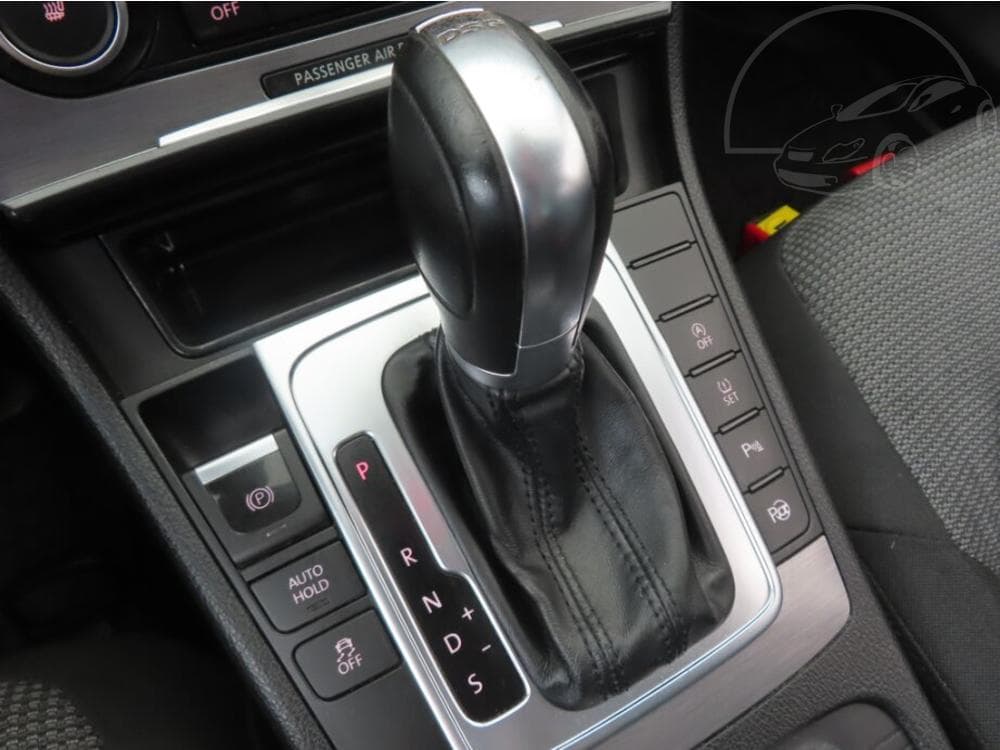 2011 Volkswagen PASSAT - 12