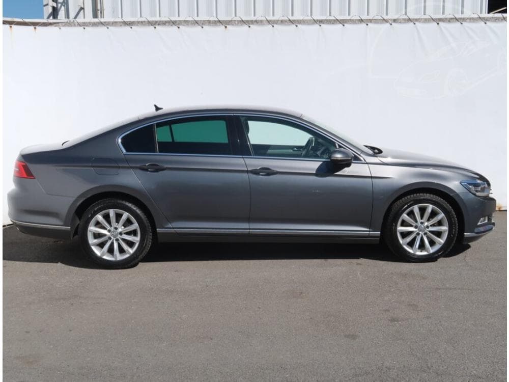 2017 Volkswagen PASSAT - 11