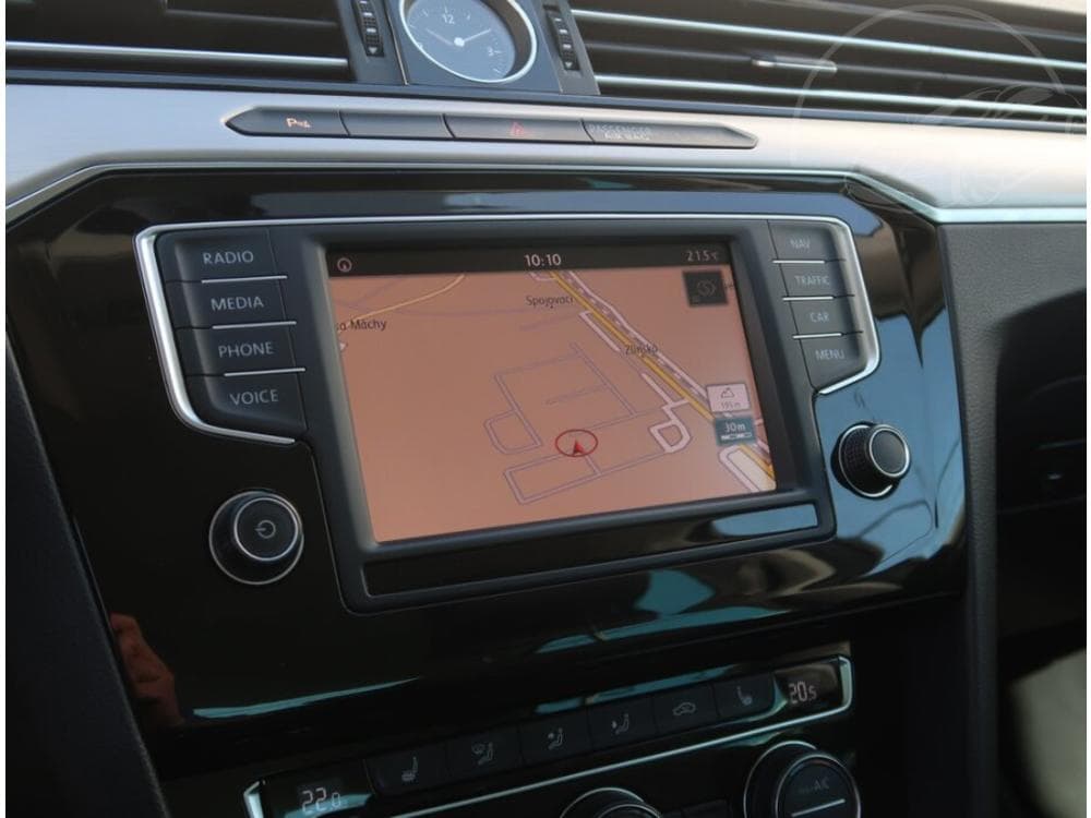 2017 Volkswagen PASSAT - 25