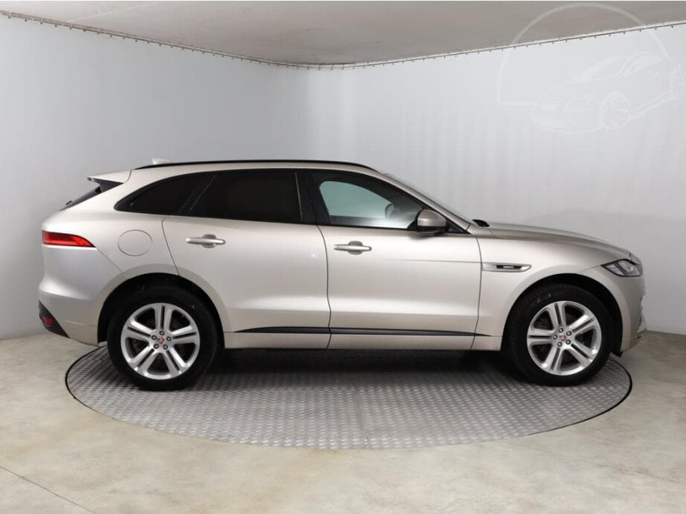 2018 Jaguar F-PACE - 16