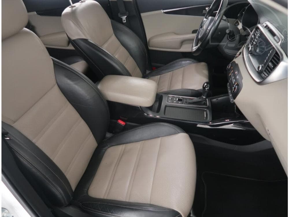 2016 Kia SORENTO - 17