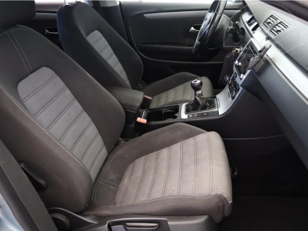 2011 Volkswagen PASSAT - 7