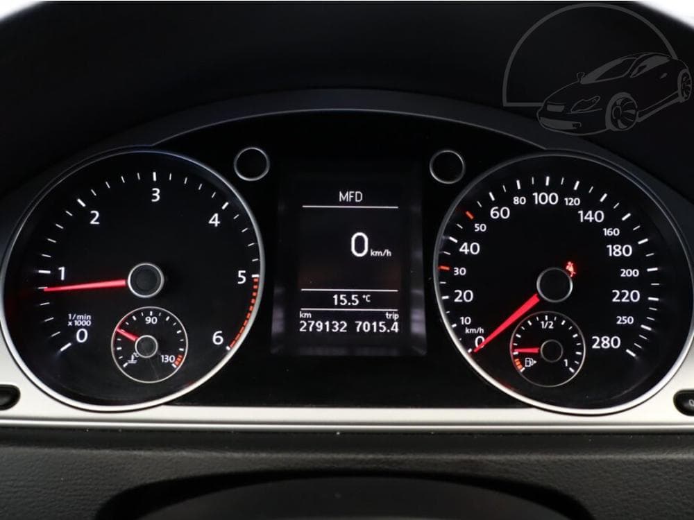 2011 Volkswagen PASSAT - 9