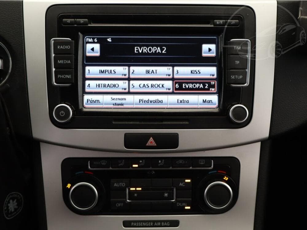 2011 Volkswagen PASSAT - 10
