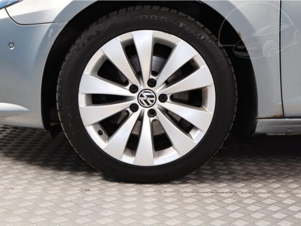 2011 Volkswagen PASSAT - 12