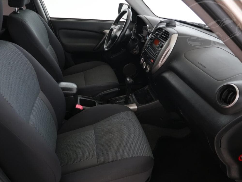 2004 Toyota RAV4 - 9