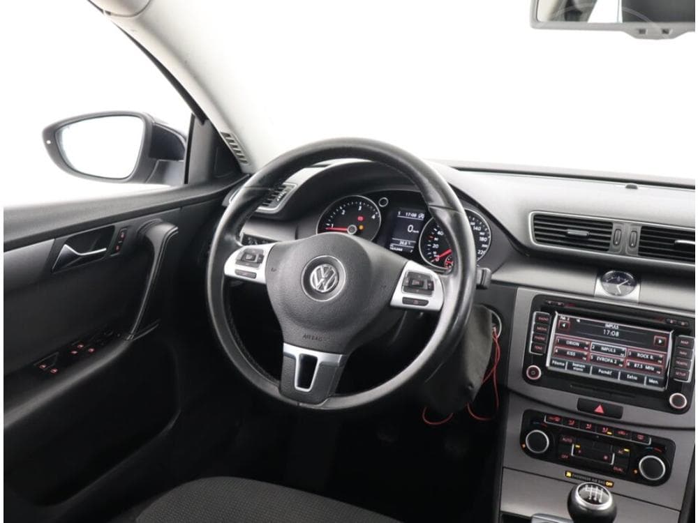2011 Volkswagen PASSAT - 7