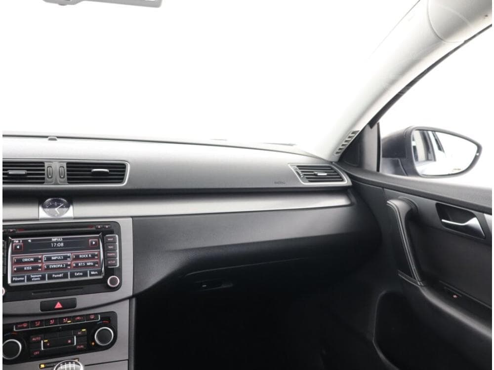 2011 Volkswagen PASSAT - 8