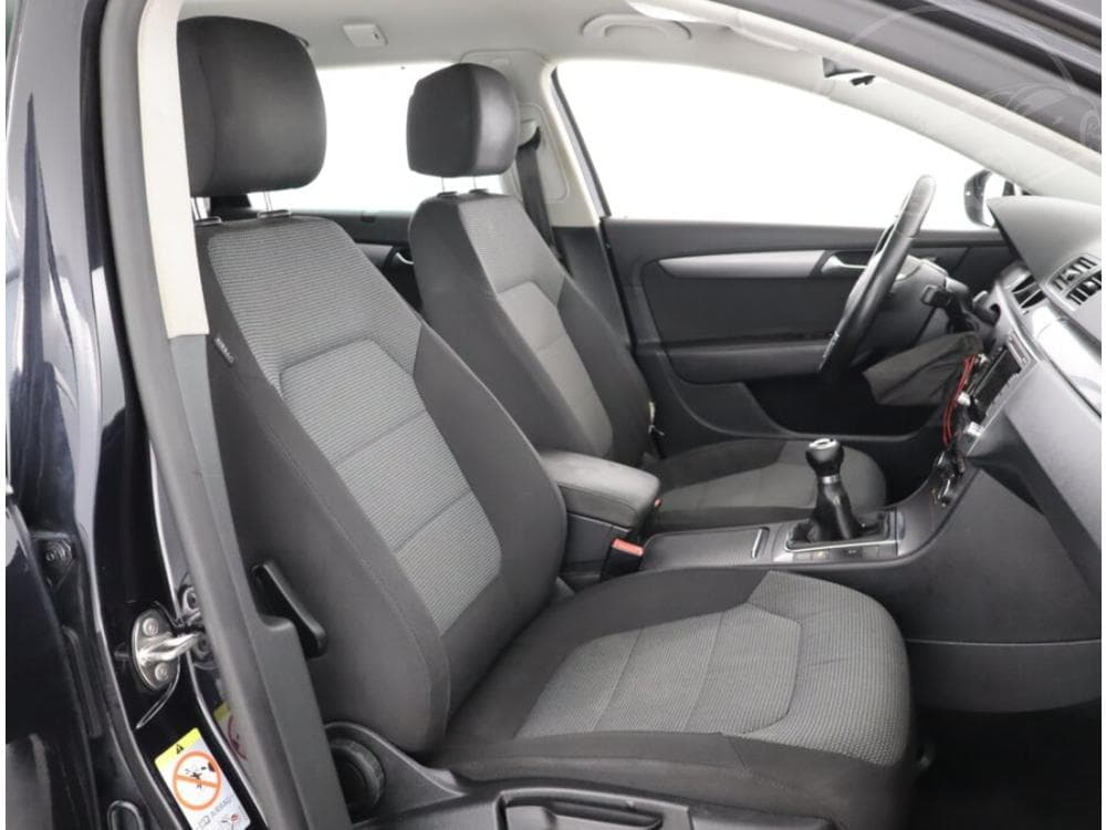 2011 Volkswagen PASSAT - 9