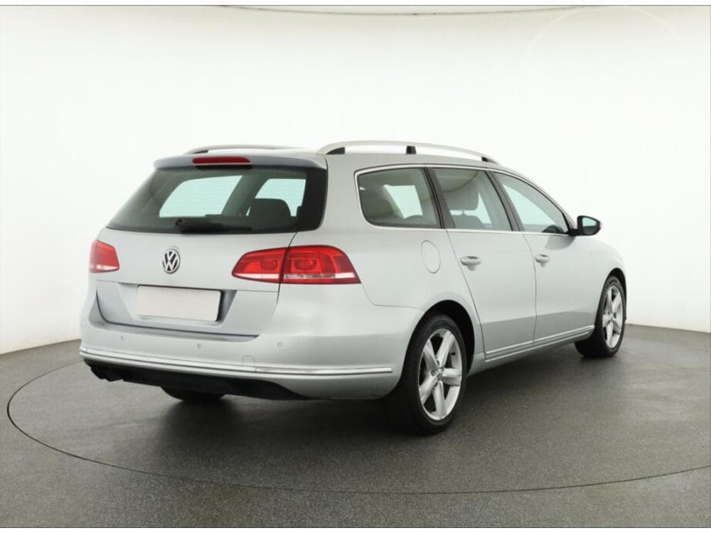 2011 Volkswagen PASSAT - 9