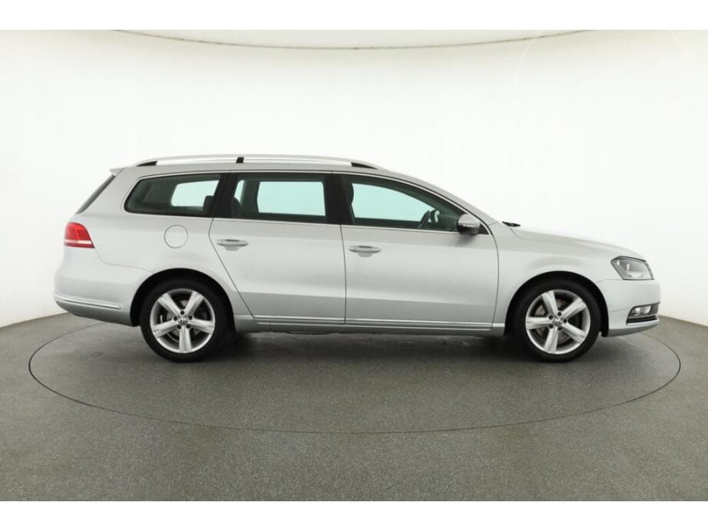 2011 Volkswagen PASSAT - 11