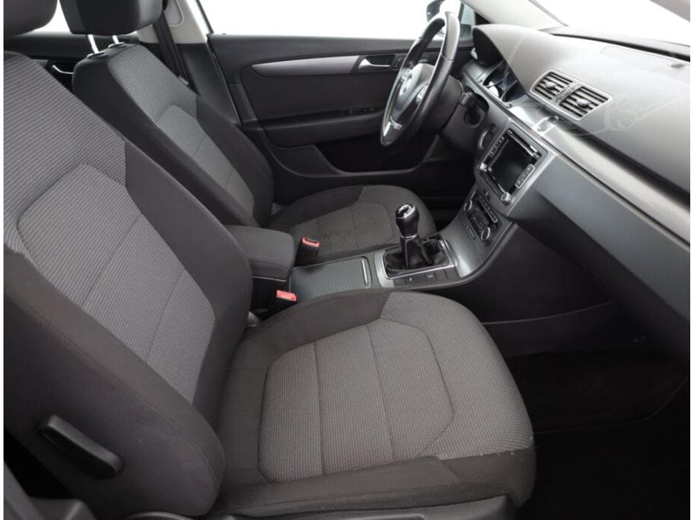 2011 Volkswagen PASSAT - 13