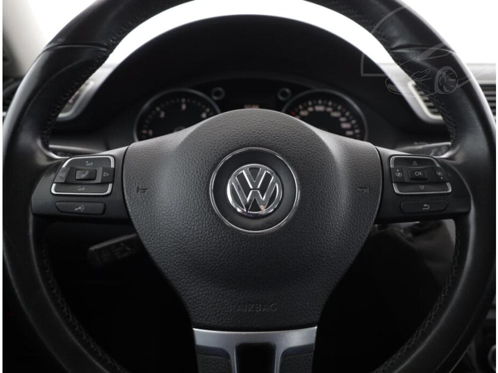 2011 Volkswagen PASSAT - 15