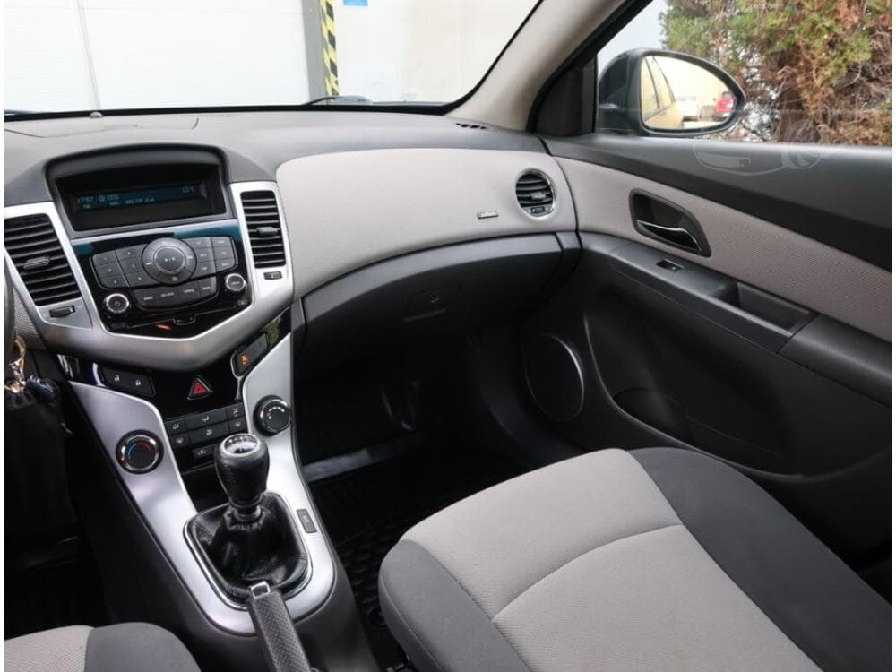 2011 Chevrolet CRUZE - 8