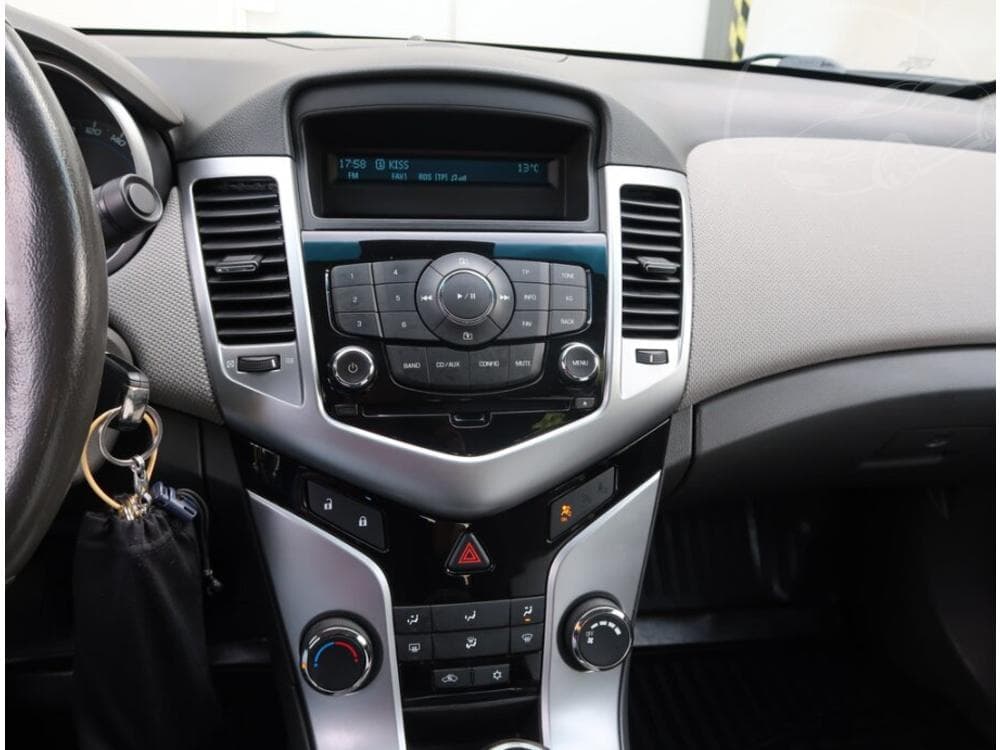 2011 Chevrolet CRUZE - 12