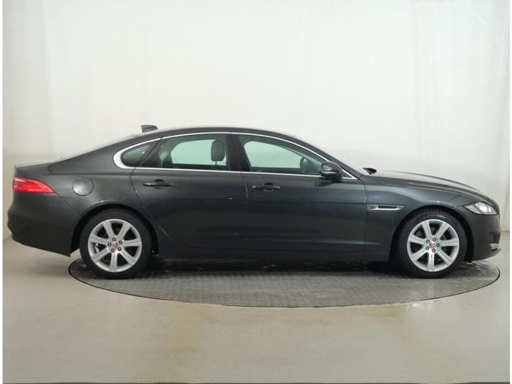 2017 Jaguar XF - 6