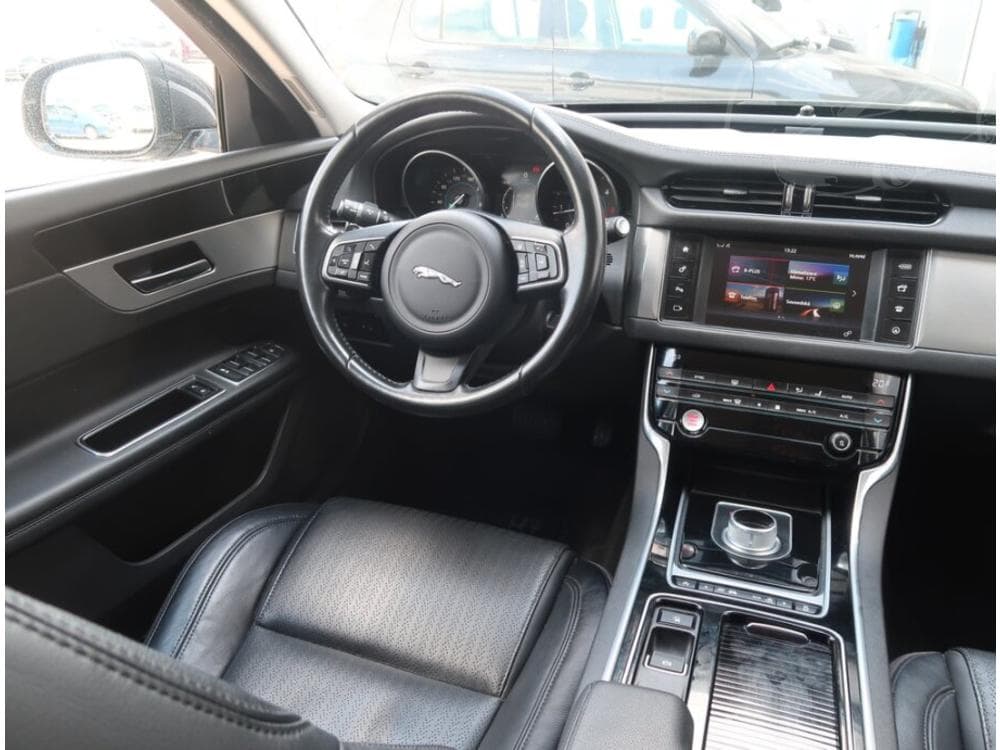 2017 Jaguar XF - 7