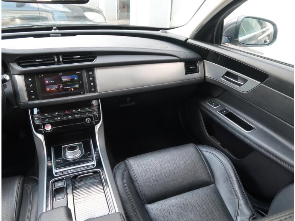 2017 Jaguar XF - 8
