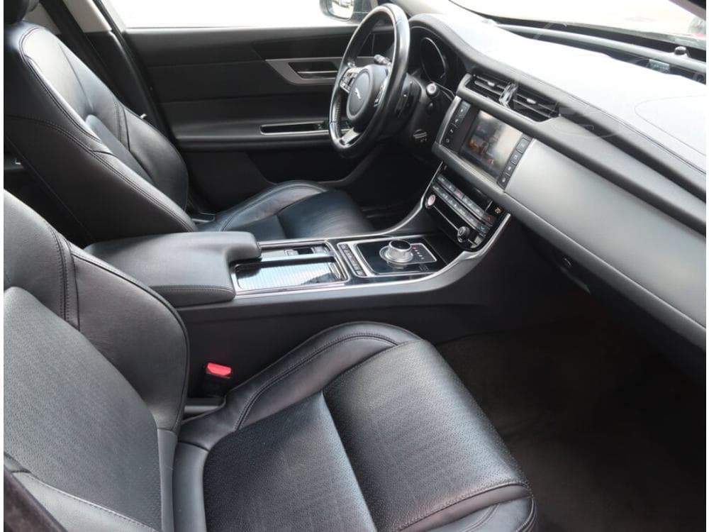 2017 Jaguar XF - 9