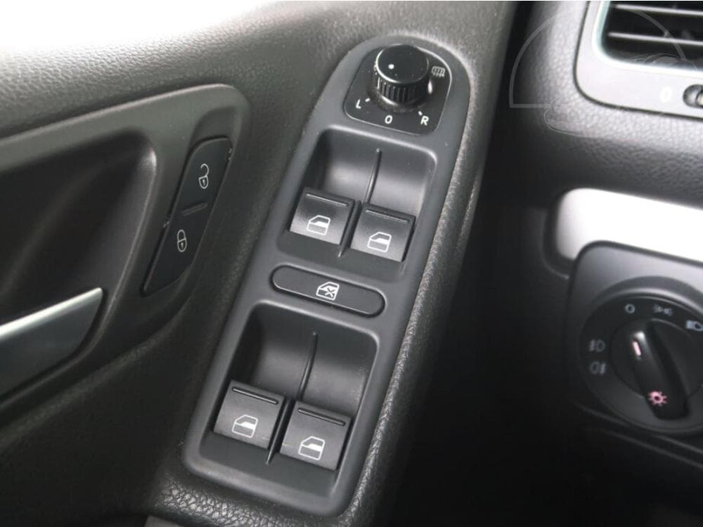 2011 Volkswagen GOLF - 23