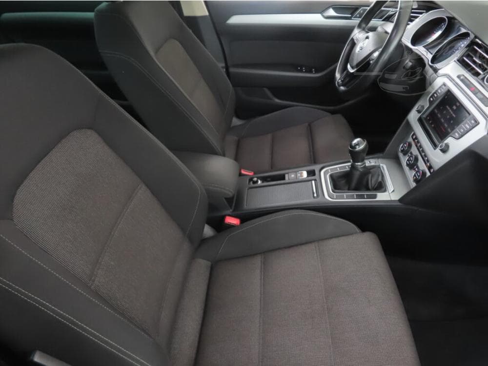 2015 Volkswagen PASSAT - 9