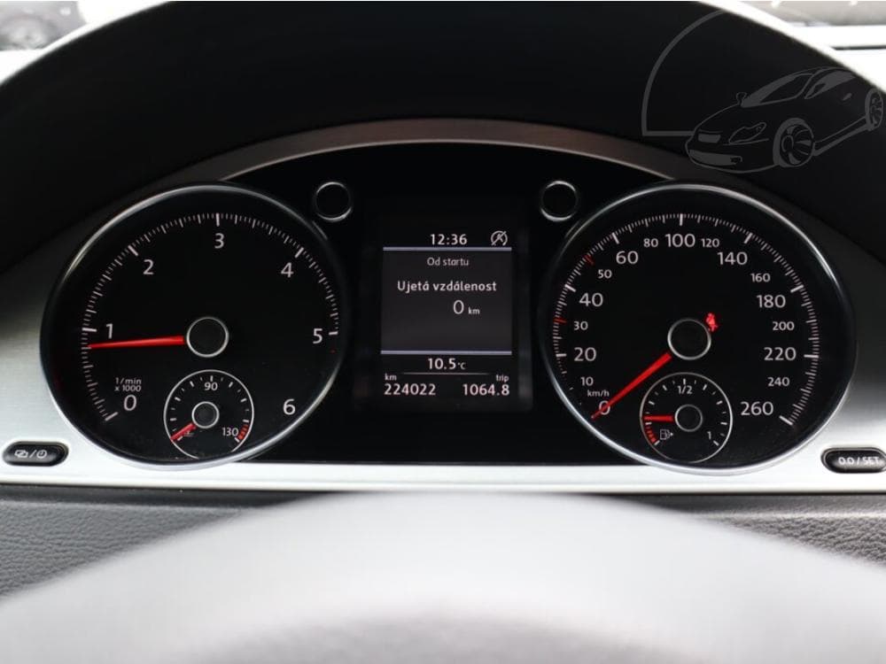 2013 Volkswagen PASSAT - 9