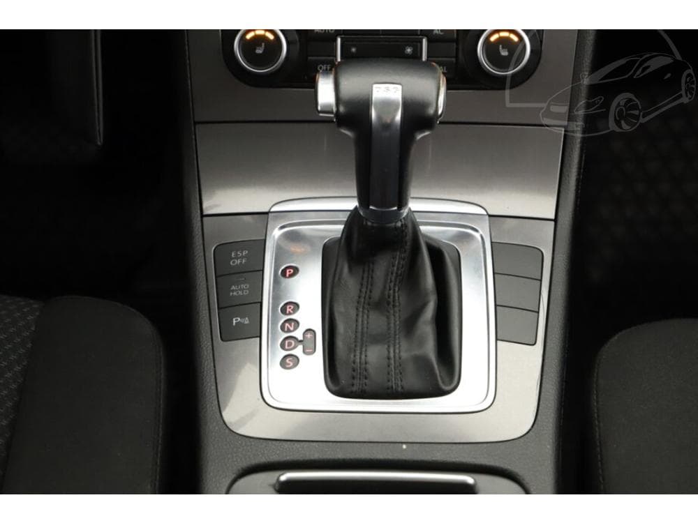 2010 Volkswagen PASSAT - 34