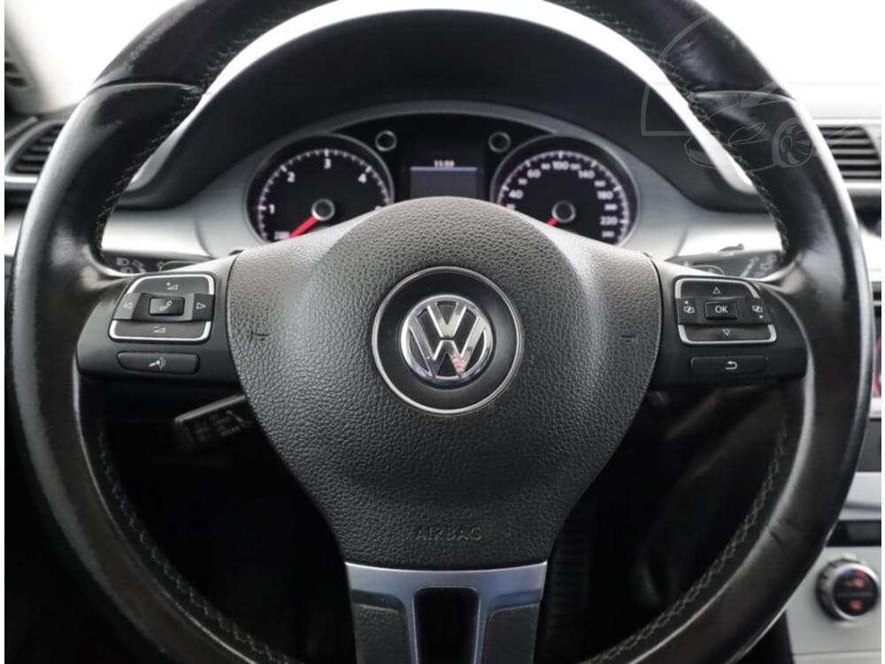 2013 Volkswagen PASSAT - 15