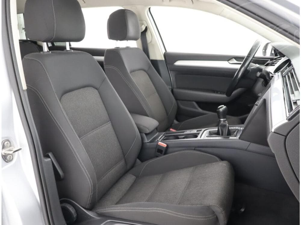 2015 Volkswagen PASSAT - 9