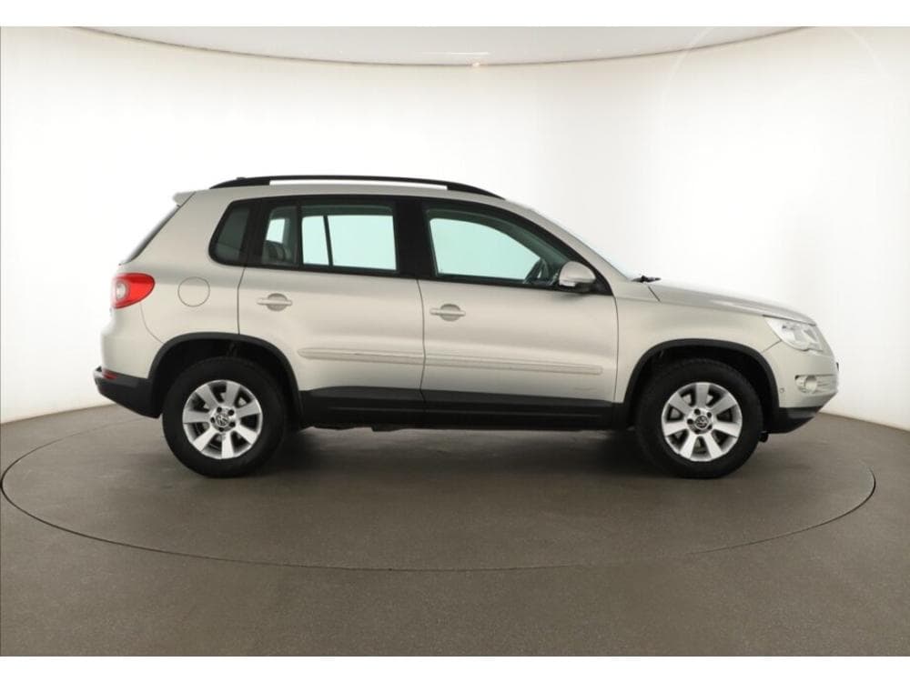 2010 Volkswagen TIGUAN - 11