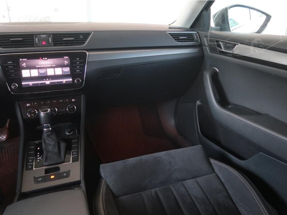 2020 Škoda SUPERB - 8