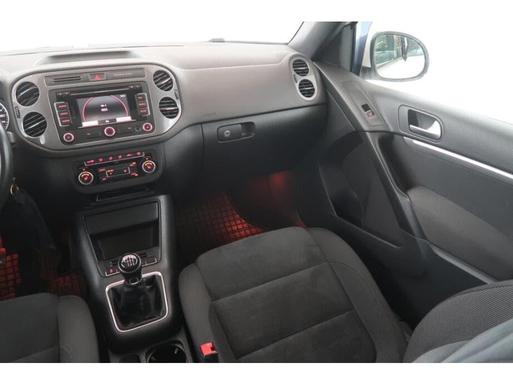 2012 Volkswagen TIGUAN - 8