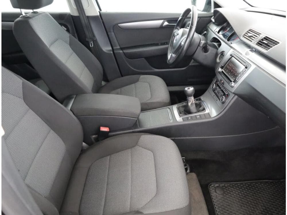 2011 Volkswagen PASSAT - 13