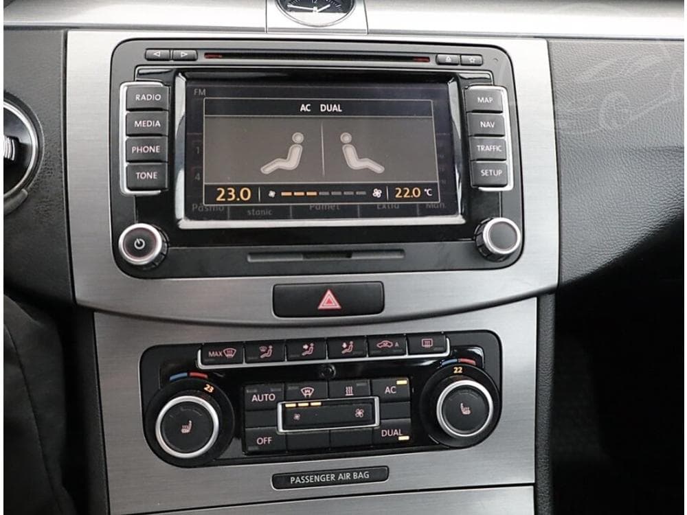 2011 Volkswagen PASSAT - 19
