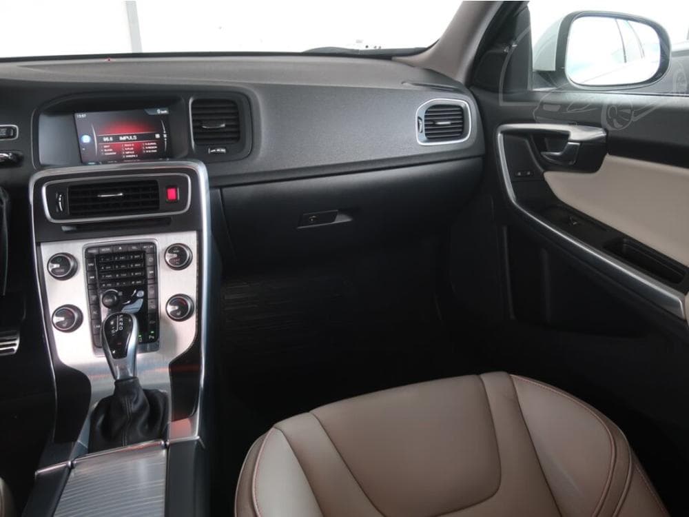 2015 Volvo V60 - 15