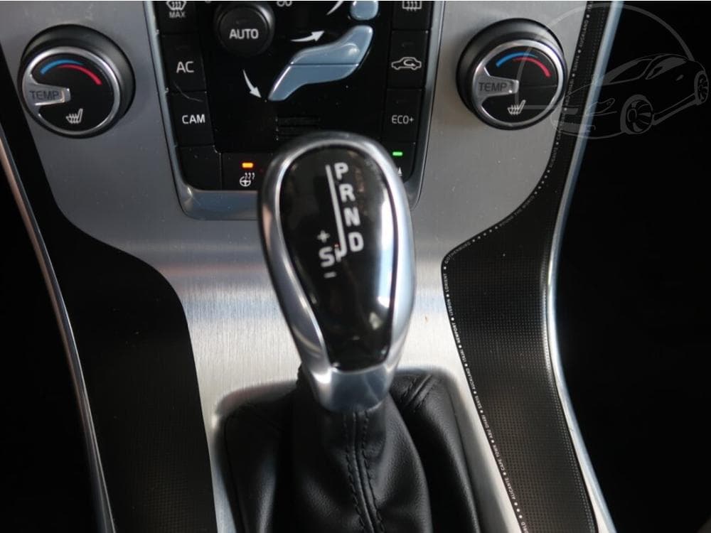 2015 Volvo V60 - 25