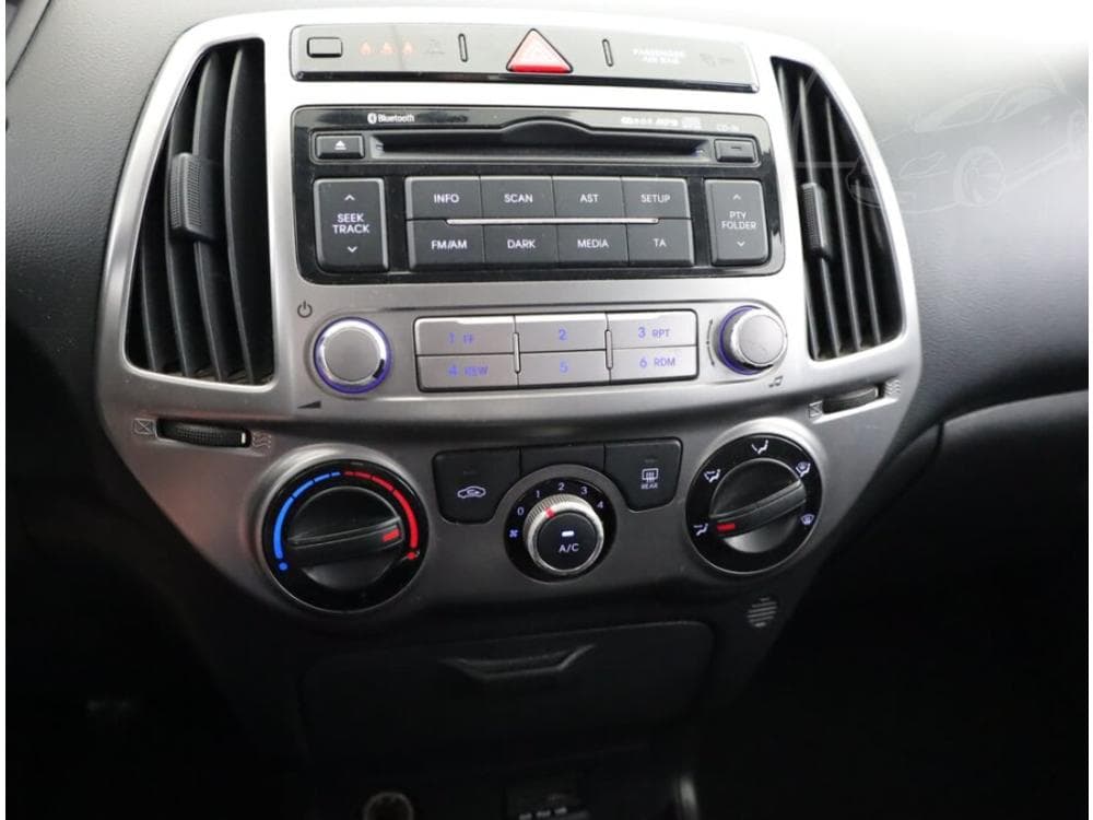 2013 Hyundai i20 - 9