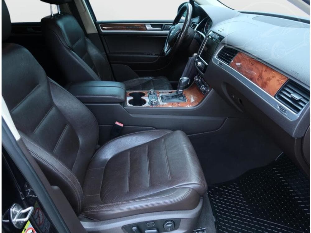 2010 Volkswagen TOUAREG - 17